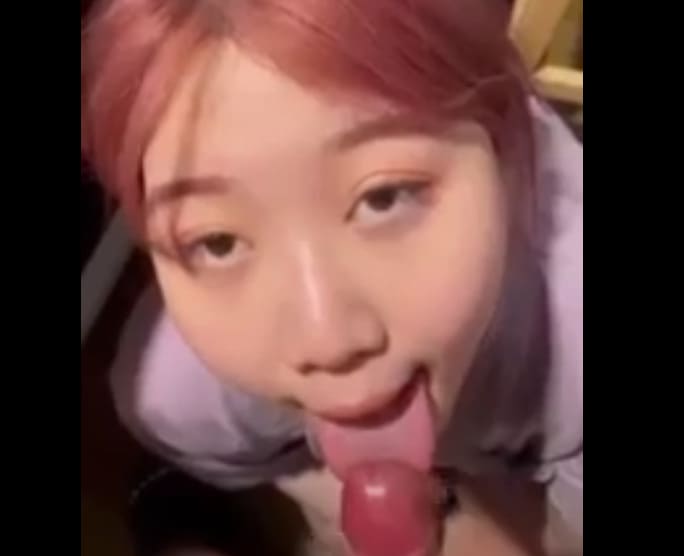 Em gái dễ thương thèm bú cu mắt chớp lia lịa