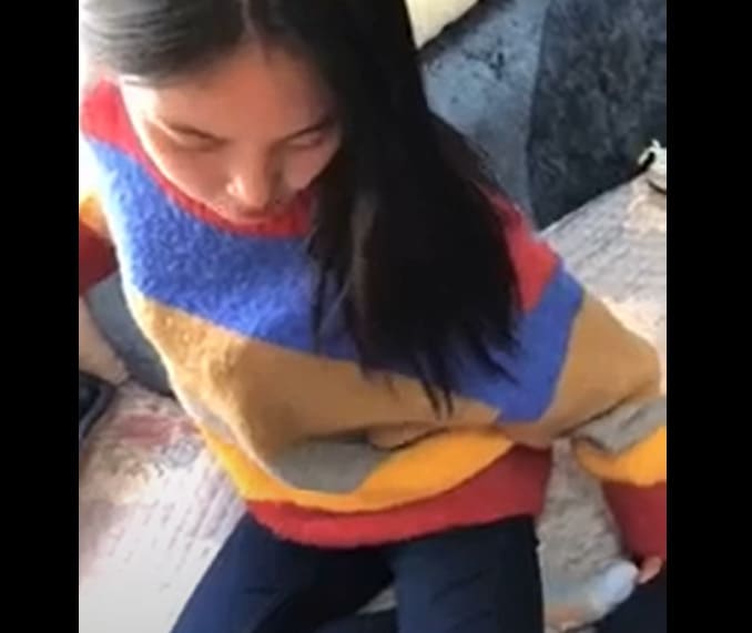 Clip sex đụ em gái xinh mặc áo ngũ sắc